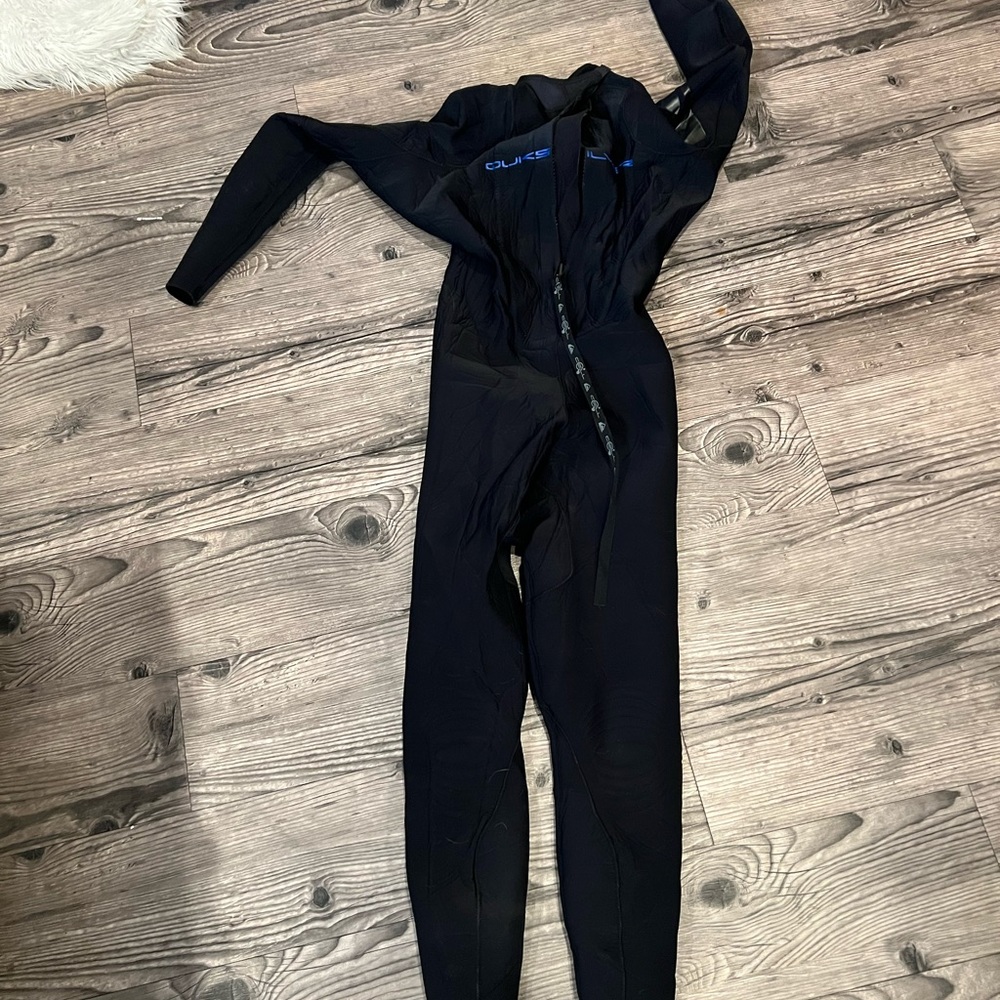 Quicksilver wetsuit barely used. Perfect condition!